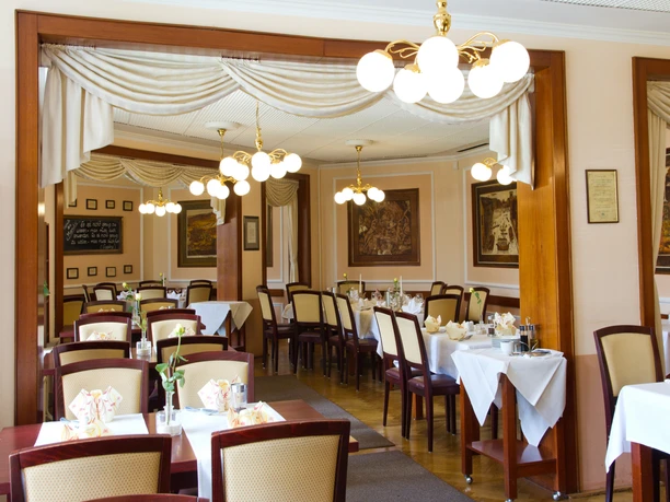 Pohled na restaurační část Apels Garten se spoustou míst ke stolování, kulinářské speciality, gastronomie, volný čas