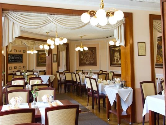 Apels Garten - Restaurants in Leipzig Blick in den Restaurantbereich des Apels Garten mit vielen Sitzmöglichkeiten zum Essen, Kulinarik, Gastronomie, Freizeit
