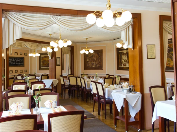 Apels Garten - Restaurants in Leipzig Blick in den Restaurantbereich des Apels Garten mit vielen Sitzmöglichkeiten zum Essen, Kulinarik, Gastronomie, Freizeit