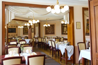 Vue de l'espace restaurant de l'Apels Garten avec de nombreuses possibilités de s'asseoir pour manger, Culinaire, Gastronomie, Loisirs