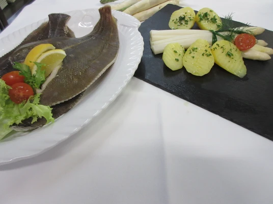 Essen im Apels Garten - Gastronomie in Leipzig Auf einem Tisch servierter Fisch und Spargel im Apels Garten, Gastronomie, Kulinarik, Restaurants, Freizeit