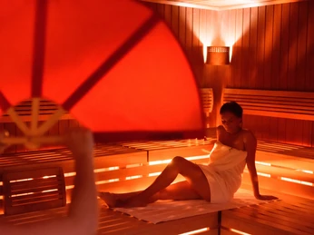 Sauna Aquavita Torgau - Wellness in der Leipzig Region Zu sehen ist eine junge Frau in der Aquavita Sauna, Freizeit, Wellness