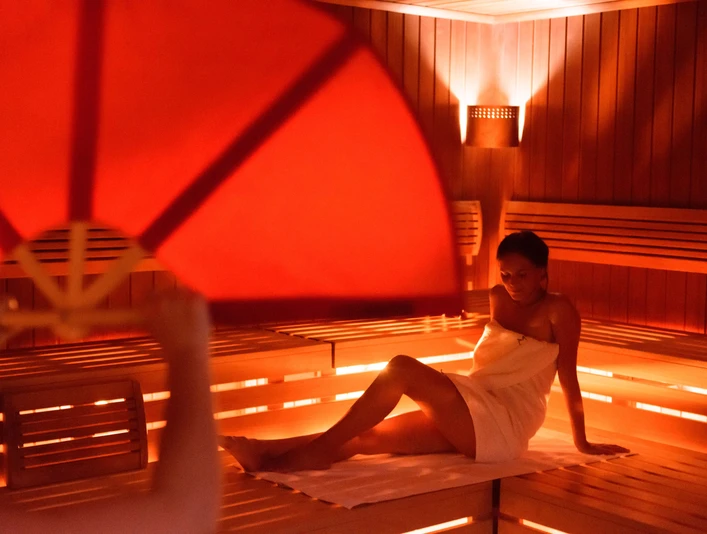 Sauna Aquavita Torgau - Wellness in der Leipzig Region Zu sehen ist eine junge Frau in der Aquavita Sauna, Freizeit, Wellness