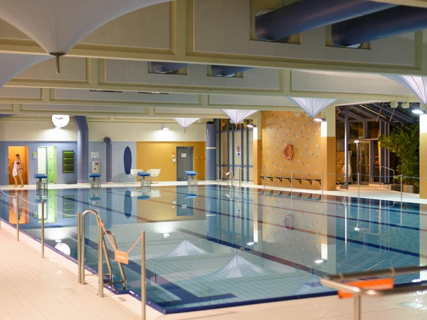 Widok na basen rekreacyjny Aquavita, który jest nowoczesny, jasny i zachęcający, wypoczynek, rodzina, wellness, sport