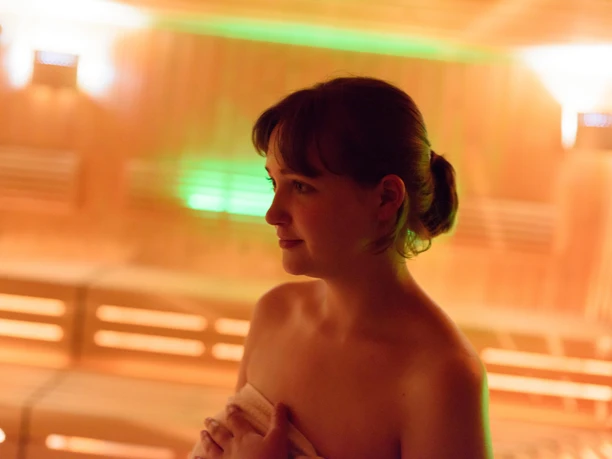 Žena s ručníkem stojí v sauně, Volný čas, Wellness, Rodina