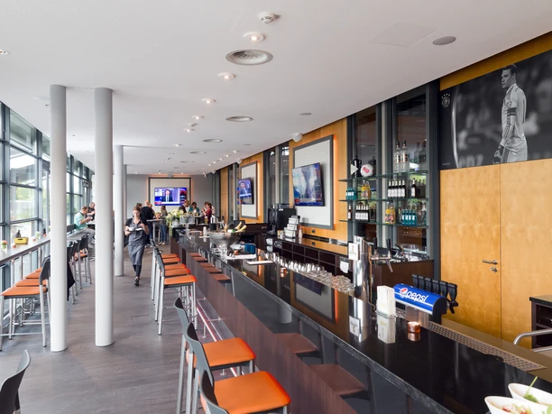 Arena Sportsbar - Gastronomie in Leipzig Blick in den Gastraum der Sportsbar der Arena Leipzig in der man in großer Gruppe bei einem Getränk Veranstaltungen im Sport miterleben kann, Freizeit, Gastronomie