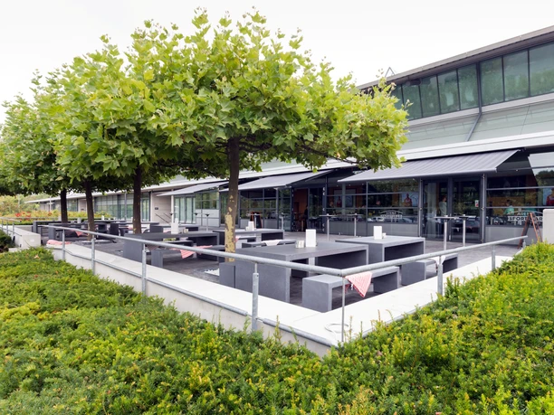 Arena Sportsbar - Gastronomie in Leipzig Die Sportsbar der Arena Leipzig bietet das Miterleben von Veranstaltungen im Sport in großer Gruppe bei Getränken und im Sommer auch in einem großen Freisitz, Freizeit, Gastronomie
