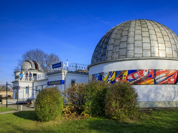 Pohled zvenčí na Schkeuditzovo planetárium s velkou a menší kopulí, Volný čas, Věda, Hvězdárna
