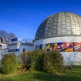Astronomisches Zentrum Schkeuditz - Sehenswürdigkeiten in der Leipzig Region Blick von außen auf das Planetarium Schkeuditz mit einer großen und einer kleineren Kuppel, Freizeit, Wissenschaft, Observatorium
