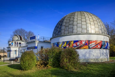 Vue de l'extérieur du planétarium de Schkeuditz avec une grande coupole et une plus petite, loisirs, science, observatoire