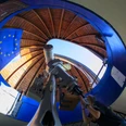 Astronomisches Zentrum Schkeuditz - Sehenswürdigkeiten in der Leipzig Region Blick ins Innere des Observatoriums, an dem eine junge Frau durch das Teleskop in den Himmel schaut, Wissenschaft, Observatorium, Sternwarte, Freizeit