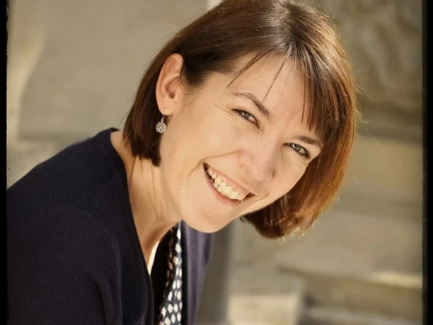 Majitelka a umělkyně Kathrin Krügerová se usmívá do kamery. Často se jí také říká paní Klexx. V lipském Atelieru Klexx vede kreativní kurzy malby. Malování, kreativita, volný čas, rodina, Lipsko s dětmi