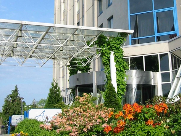 Atlanta Hotel Außenansicht mit Eingangsportal - Unterkünfte in der Leipzig Region Außenansicht des Hotels mit Eingangsportal, Urlaub, Kurzurlaub, Übernachtung