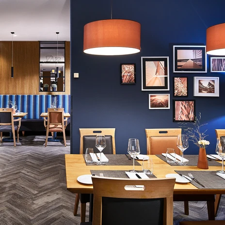 Widok na nowoczesną jadalnię restauracji 21 w hotelu Atlanta International, Sztuka kulinarna, Odpust, Restauracja
