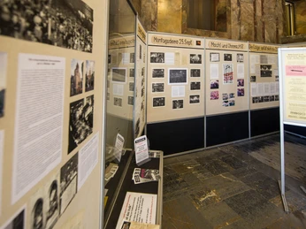 Museum in der "Runden Ecke" - Museen in Leipzig Blick in einen Ausstellungsraum mit Exponaten über die Zeit der DDR und SED im Museum in der Runden Ecke, Kultureinrichtungen, Geschichte von Leipzig, Friedliche Revolution