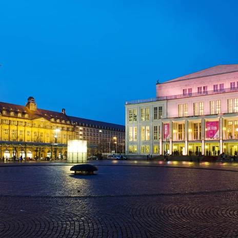 Die Oper auf dem Augustusplatz glänzt in der abendlichen Beleuchtung und ist eine wahre Sehenswürdigkeit der Musikstadt Leipzig, Architektur, Musik, Freizeit, Kultur, Sehenswürdigkeit