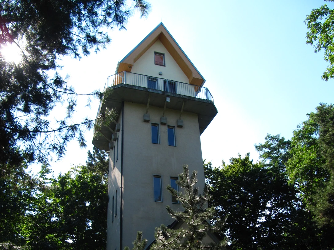 Aussichtsturm Taucha - Sehenswürdigkeiten in der Leipzig Region Der Aussichtsturm Taucha ragt aus den Baumwipfeln heraus, Ausflugstipps, Aussichtsturm, Freizeit