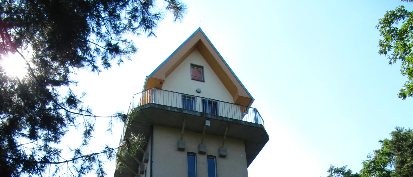 Aussichtsturm Taucha - Sehenswürdigkeiten in der Leipzig Region Der Aussichtsturm Taucha ragt aus den Baumwipfeln heraus, Ausflugstipps, Aussichtsturm, Freizeit