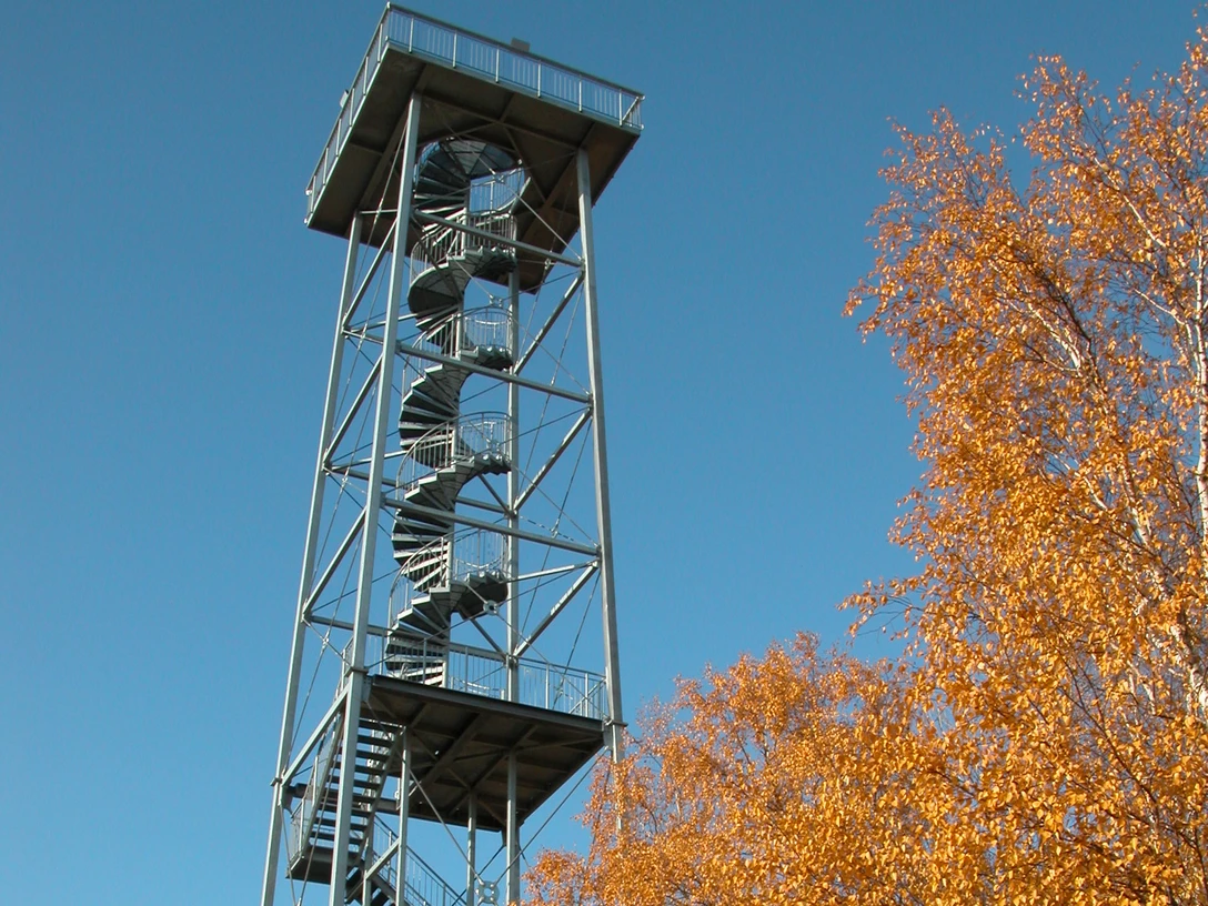 Hochhalde in Rötha - Sehenswürdigkeiten in der Leipzig Region Der stählerne Aussichtsturm ragt aus den Baumwipfeln heraus, Ausflugsziel