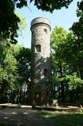 Wachbergturm Waldheim - Sehenswürdigkeiten in der Leipzig Region Der Wachbergturm ragt aus einem bewaldeten Gebiet nach oben, Freizeit, Sehenswürdigkeit