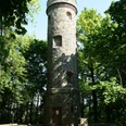 Wachbergturm Waldheim - Sehenswürdigkeiten in der Leipzig Region Der Wachbergturm ragt aus einem bewaldeten Gebiet nach oben, Freizeit, Sehenswürdigkeit
