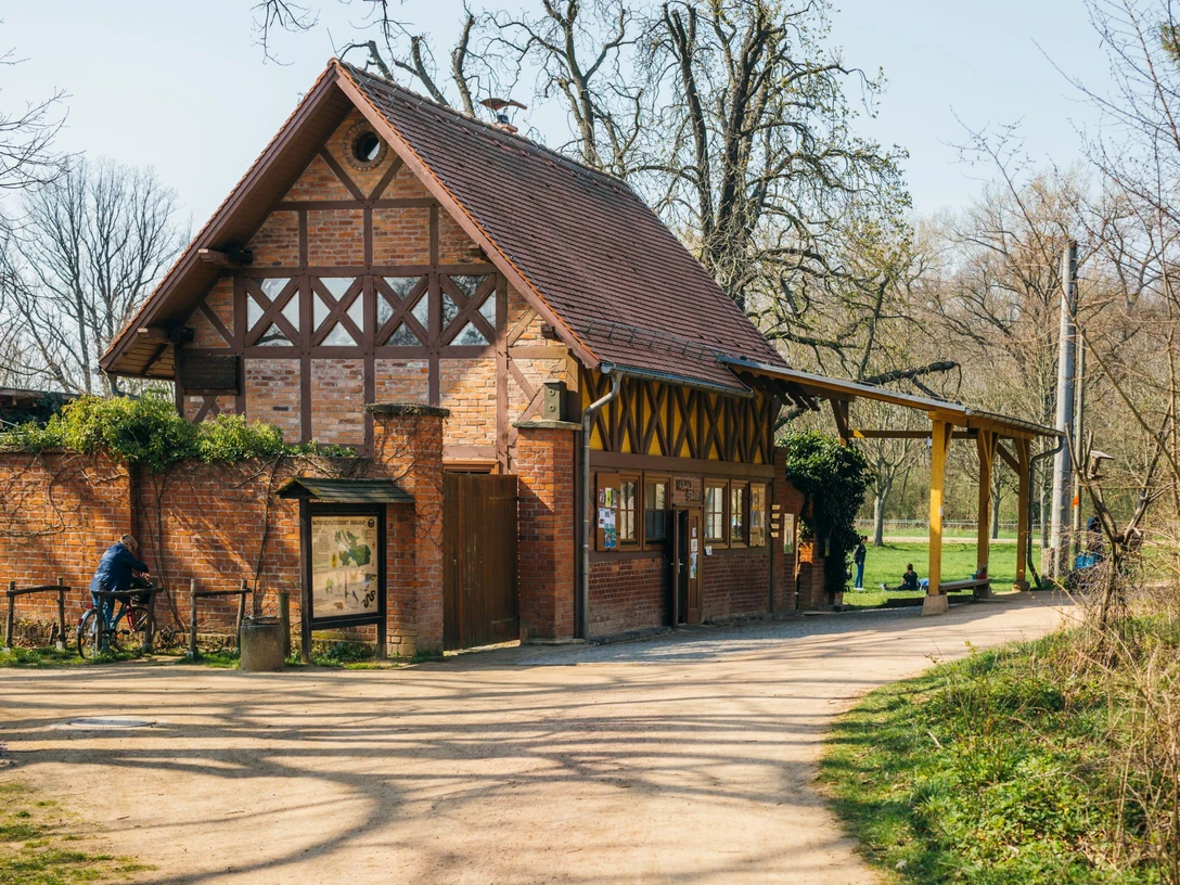 Auwaldstation Leipzig - Sehenswürdigkeiten in Leipzig Blick auf den Fachwerkbau der Leipziger Auwaldstation umgeben von einer Parkanlage