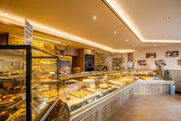 Bäckerei und Konditorei Göbecke - Kavárny v Lipsku Pohled na pekárnu a cukrárnu Göbecke a dlouhý osvětlený pult, Kulinářské umění, Gastronomie