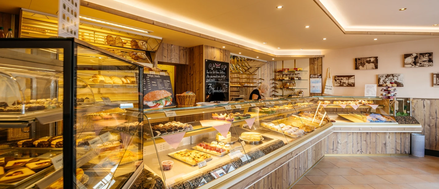 Boulangerie et pâtisserie Göbecke - Cafés à Leipzig Vue sur la boulangerie et pâtisserie Göbecke ainsi que sur le long comptoir illuminé, Culinaire, Gastronomie