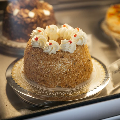 Bäckerei und Konditorei Göbecke - Kavárny v Lipsku Pohled do vitríny cukrárny a do dortů a zákusků, které jsou v ní prezentovány (detailní záběr), Kulinářské umění, Kavárna, Gastronomie