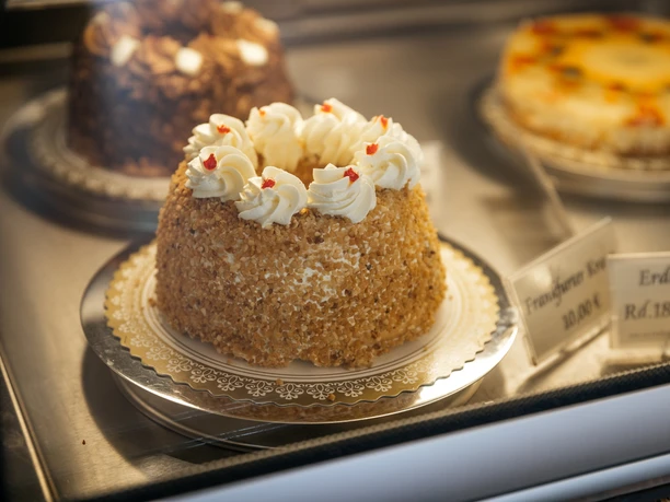Pohled do vitríny cukrárny a do dortů a zákusků, které jsou v ní prezentovány (detailní záběr), Kulinářské umění, Kavárna, Gastronomie
