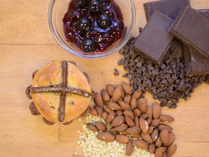 Leipziger Lerche von der Bäckerei Kleinert - Regionale Produkte aus Leipzig Eine echte Leipziger Lerche der Bäckerei Kleinert liegt neben Schokolade und Konfitüre auf einem Tisch, Konditorei, Cafe, Genuss