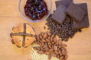 Leipziger Lerche z piekarni Kleinert - regionalne produkty z Lipska Prawdziwy Leipziger Lerche z piekarni Kleinert leży na stole obok czekolady i dżemu, cukierni, kawiarni, odpustu