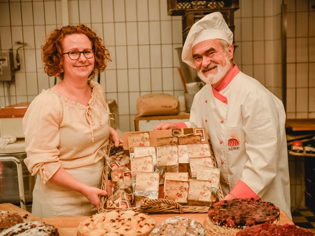 Bäckermeister der Bäckerei Kleinert Leipzig - Produkty regionalne z Lipska Piekarz z piekarni Kleinert trzyma kosz pełen prawdziwych lipskich skowronków w piekarni, Produkty regionalne z Lipska, Gastronomia, Kulinarne przysmaki, Odpust