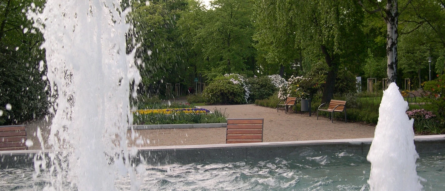 Kurpark Bad Düben - Interesujące miejsca w regionie Lipsk Z fontannami, plantacjami kwiatów i rododendronów, małymi obiektami terapeutycznymi, ścieżką dla bosych stóp i wspaniałymi starymi drzewami, jest idylliczną oazą relaksu, wypoczynku, przyrody i wycieczek.