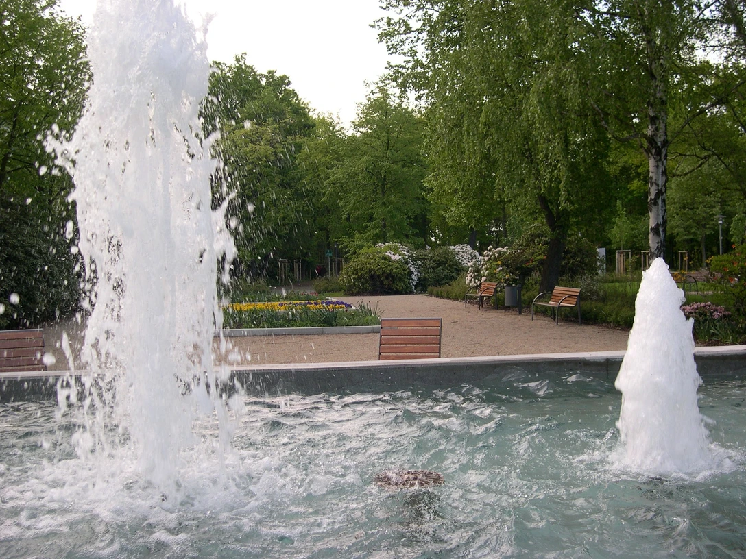 Kurpark Bad Düben - Sehenswürdigkeiten in der Leipzig Region Mit seinen Brunnen, Blumen- und Rhododendrenpflanzungen, kleinen Therapieeinrichtungen, Barfußweg und dem herrlichen alten Baumbestand ist er eine idyllische Oase der Entspannung, Freizeit, Natur, Ausflug
