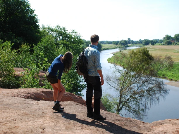 Dwóch wędrowców stoi na stromym zboczu Czerwonego Brzegu i spogląda na bieg rzeki Mulde, Wędrówki, Aktywnie, Natura