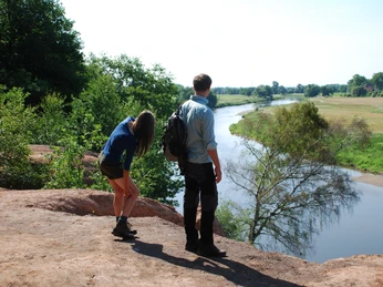 Rotes Ufer Bad Düben - Wandern in der Leipzig Region Zwei Wanderer stehen am Steilhang des Roten Ufers und schauen auf den Flusslauf der Mulde, Wandern, Aktiv, Natur