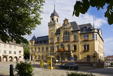 Vue sur l'hôtel de ville de Bad Lausick, joliment restauré, avec sa tourelle à pignon et sa façade en briques, curiosités, culture, excursion