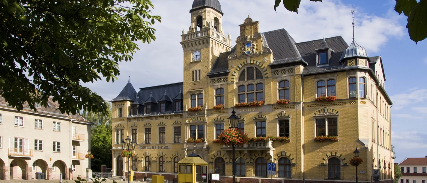 Rathaus Bad Lausick - Sehenswürdigkeiten in der Leipzig Region Blick auf das hübsch restaurierte Rathaus Bad Lausick mit Giebeltürmchen und Klinkerfassade, Sehenswürdigkeiten, Kultur, Ausflug