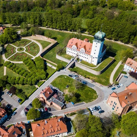 Luftbild von oben auf das Barockschloss Delitzsch mit Barockgarten und umliegender Innenstadt, Sehenswürdigkeiten, Architektur, Geschichte, Freizeit