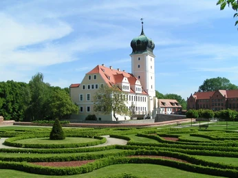 Tourist-Information im Barockschloss Delitzsch - Sehenswürdigkeiten in der Leipzig Region Blick auf das Barockschloss mit 50 Meter hohem Aussichtsturm, der eine 360-Grad-Umsicht auf die Umgebung möglich macht, Sehenswürdigkeiten, Freizeit, Kultur, Region