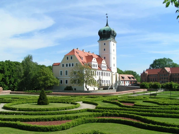Tourist-Information im Barockschloss Delitzsch - Sehenswürdigkeiten in der Leipzig Region Blick auf das Barockschloss mit 50 Meter hohem Aussichtsturm, der eine 360-Grad-Umsicht auf die Umgebung möglich macht, Sehenswürdigkeiten, Freizeit, Kultur, Region