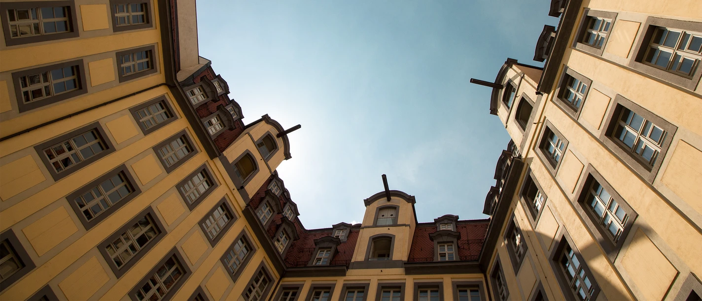Barthels Hof - Architektura dziedzińców i pasaży w Lipsku Widok nieba wzdłuż fasady domu na wewnętrznym dziedzińcu Barthels Hof, w którym mieści się również restauracja, Gastronomia w Lipsku, Restauracja, Specjalności, Architektura, Kultura