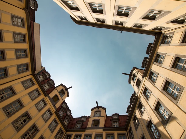 Pohled na oblohu podél fasády domu na vnitřním nádvoří Barthels Hof, kde se nachází také restaurace, Gastronomie v Lipsku, Restaurace, Speciality, Architektura, Kultura
