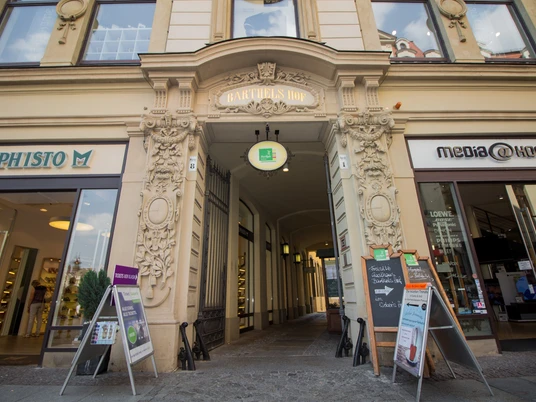 Eingang Barthels Hof - Architektur der Höfe und Passagen in Leipzig Eingang zum Barthels Hof am Markt Leipzig der früher ein Handelshof während der Messe war und ein großartiges Beispiel für die Architektur der Höfe und Passagen in Leipzig ist jedoch heute ein köstliches Restaurant beherbergt, GastronomieVstup do domu Barthels Hof na lipském náměstí Marktplatz, který během veletrhů sloužil jako kupecký dvůr a je skvělým příkladem architektury lipských dvorů a pasáží. V současnosti se v něm nachází vynikající restaurace, gastronomieThe entrance from Leipzig market square to Barthels Hof which used to be an exhibition centre and is a great example of Leipzig architecture with its courtyards and arcades. It is now home to a delicious restaurant, eating outEntrée du Barthels Hof, autrefois utilisée pour le commerce pendant la foire, vue depuis la place du marché de Leipzig, qui est un magnifique exemple de l’architecture des cours et des passages de Leipzig et abrite aujourd’hui un délicieux restaurant, gastronomieWejście do Barthels Hof na rynku w Lipsku, na dawny plac handlowy podczas targów, który jest doskonałym przykładem architektury dziedzińców i pasaży w Lipsku i który mieści obecnie wspaniałą restaurację, gastronomia