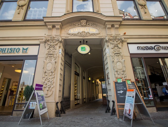 Eingang Barthels Hof - Architektur der Höfe und Passagen in Leipzig Eingang zum Barthels Hof am Markt Leipzig der früher ein Handelshof während der Messe war und ein großartiges Beispiel für die Architektur der Höfe und Passagen in Leipzig ist jedoch heute ein köstliches Restaurant beherbergt, GastronomieVstup do domu Barthels Hof na lipském náměstí Marktplatz, který během veletrhů sloužil jako kupecký dvůr a je skvělým příkladem architektury lipských dvorů a pasáží. V současnosti se v něm nachází vynikající restaurace, gastronomieThe entrance from Leipzig market square to Barthels Hof which used to be an exhibition centre and is a great example of Leipzig architecture with its courtyards and arcades. It is now home to a delicious restaurant, eating outEntrée du Barthels Hof, autrefois utilisée pour le commerce pendant la foire, vue depuis la place du marché de Leipzig, qui est un magnifique exemple de l’architecture des cours et des passages de Leipzig et abrite aujourd’hui un délicieux restaurant, gastronomieWejście do Barthels Hof na rynku w Lipsku, na dawny plac handlowy podczas targów, który jest doskonałym przykładem architektury dziedzińców i pasaży w Lipsku i który mieści obecnie wspaniałą restaurację, gastronomia