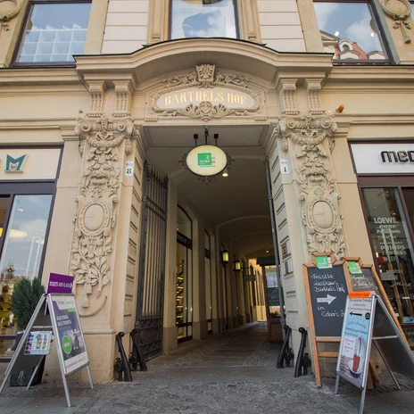 Entrée de la cour Barthels sur le marché de Leipzig qui était autrefois une cour de commerce pendant la foire et qui est un exemple magnifique de l'architecture des cours et des passages de Leipzig mais qui abrite aujourd'hui un délicieux restaurant, Gastronomie