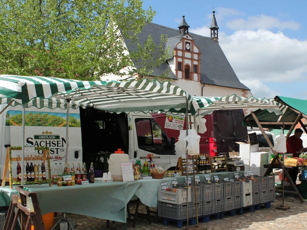 Bauernmarkt Kloster Buch - Sehenswürdigkeiten in der Leipzig Region Blick auf einen Sachsenobst-Stand am Kloster Buch, in der Auslage liegen diverse Sachsenobst-Produkt, Regionale Produkte, Kultur