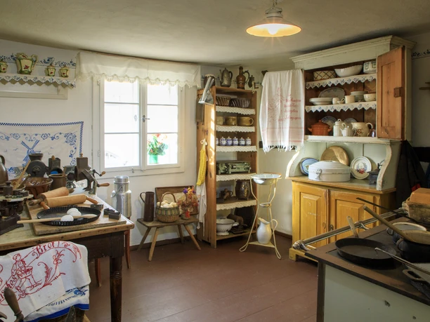 Vue dans l'espace de travail et d'habitation d'une ferme avec toutes sortes d'objets quotidiens, culture, histoire, curiosités