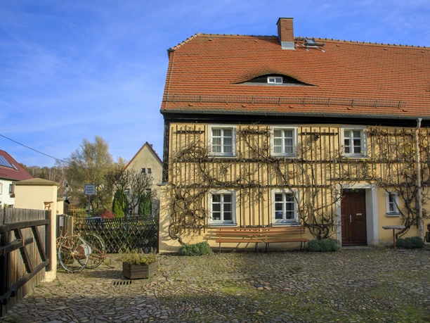 Hof Bauernmuseum Schmannewitz - Sehenswürdigkeiten in der Leipzig Region Blick auf den Hof von außen vor blauem Himmel, Freizeit, Sehenswürdigkeiten, Kultur